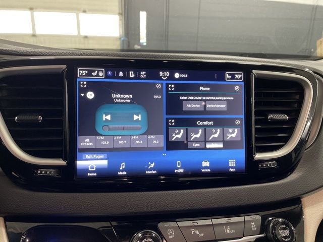 Used 2024 Chrysler Pacifica Touring-L image 18