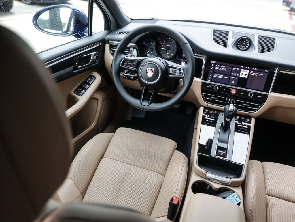 Certified 2025 Porsche Macan image 30