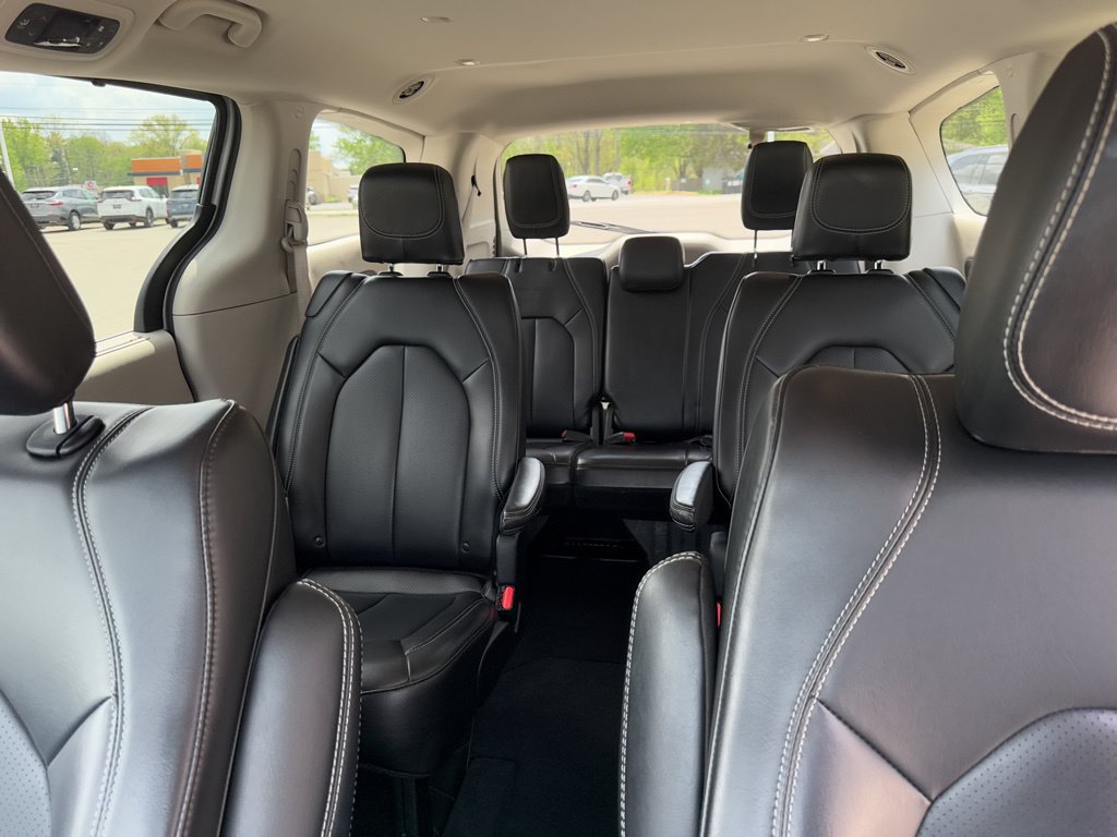 Used 2023 Chrysler Pacifica Touring-L FWD image 47