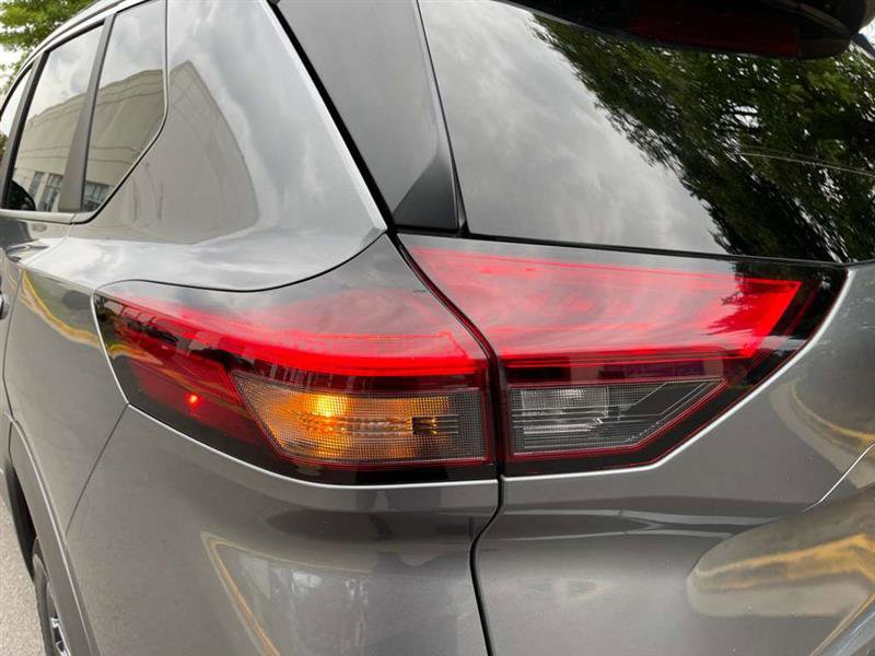 Used 2024 Nissan Rogue SV image 88