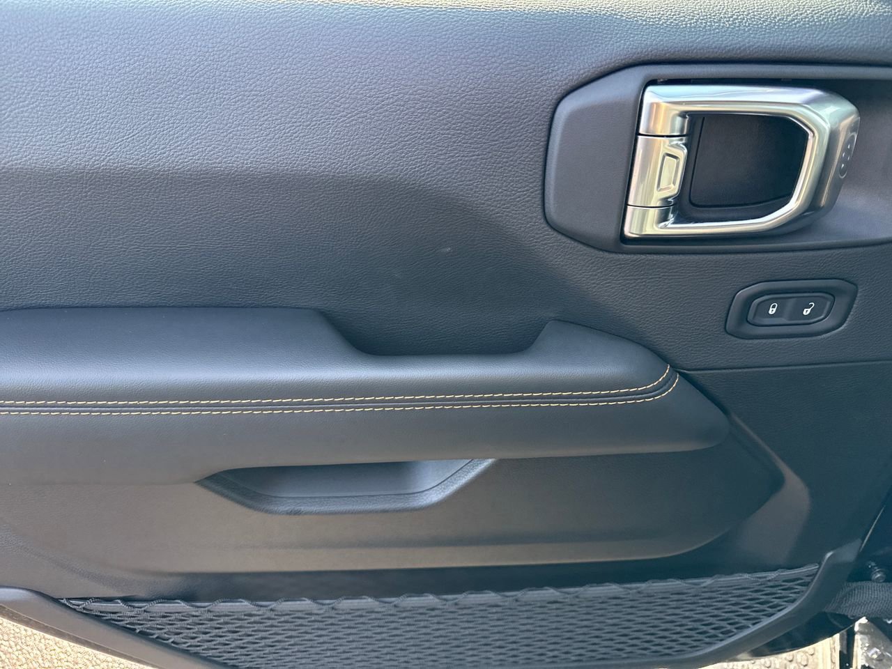 Used 2025 Jeep Wrangler Unlimited Sahara image 12