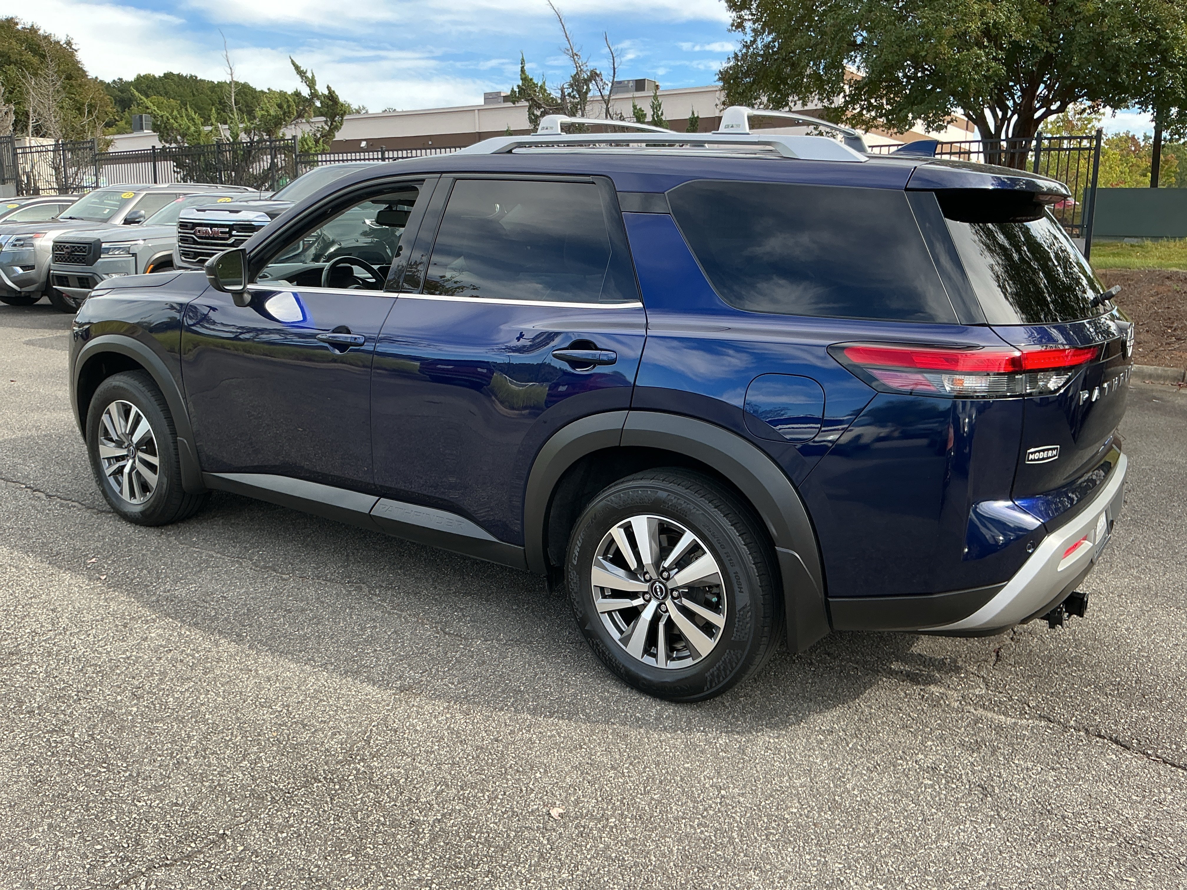 Certified 2022 Nissan Pathfinder SL FWD image 2