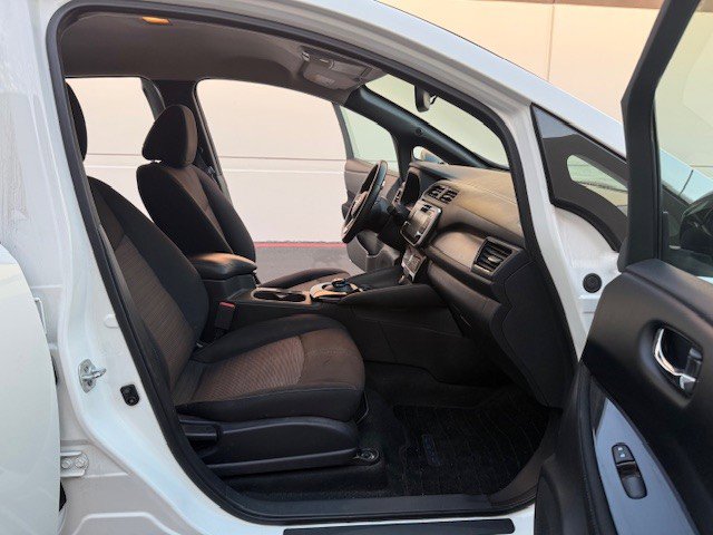 Used 2018 Nissan Leaf SV w/ SV Technology Package image 12