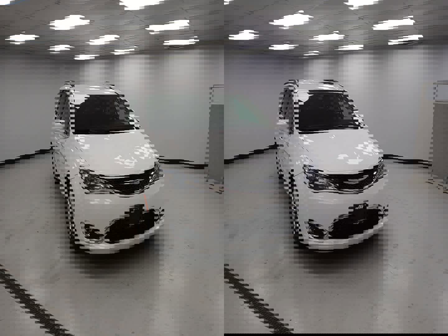 Used 2019 Chrysler Pacifica Touring Plus w/ Cold Weather Group image 2