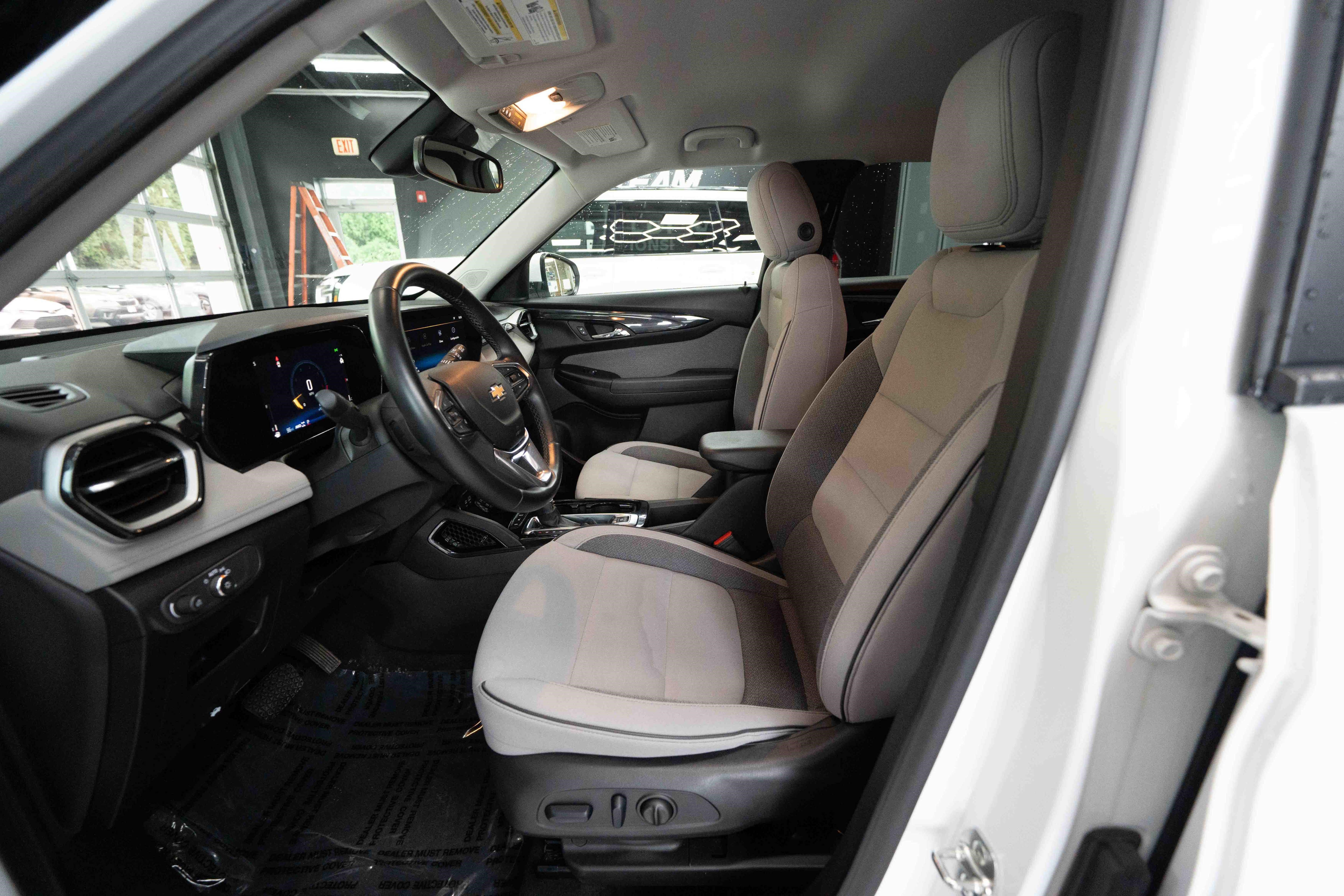 Used 2024 Chevrolet TrailBlazer LT w/ Convenience Package AWD/4WD image 9