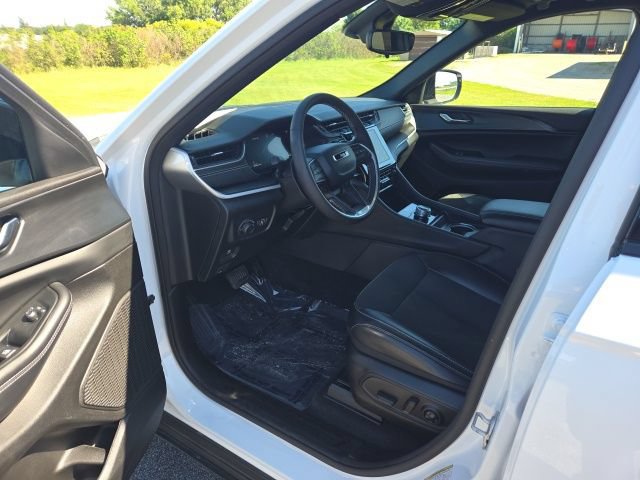 Used 2024 Jeep Grand Cherokee Altitude AWD/4WD image 14