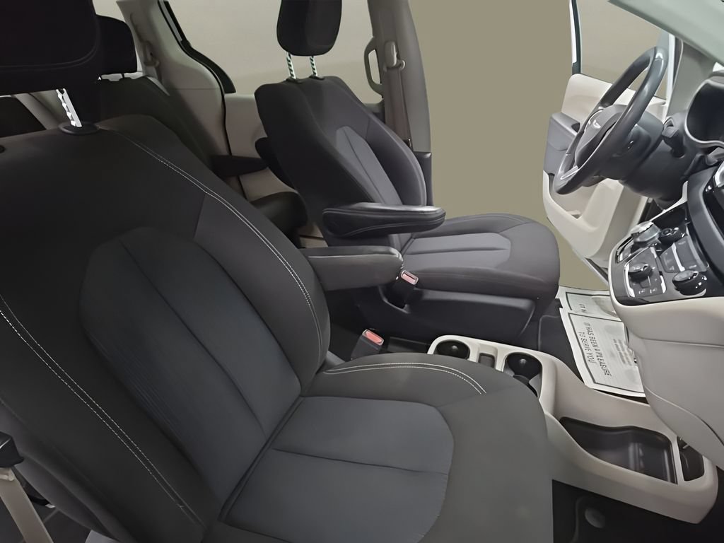 Used 2022 Chrysler Voyager LX FWD image 24