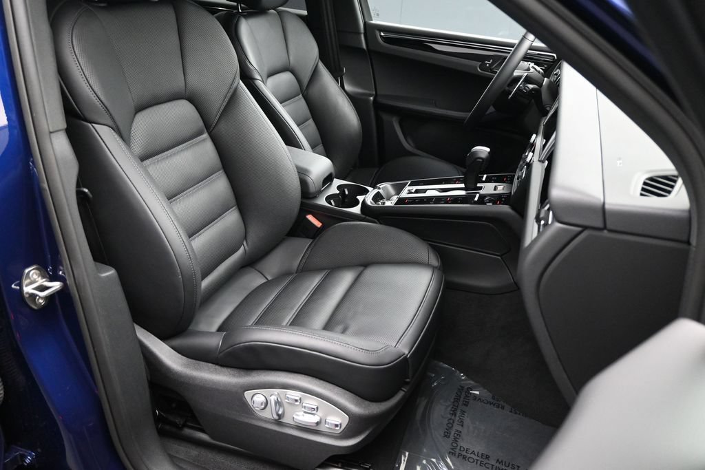 Used 2025 Porsche Macan AWD/4WD image 11