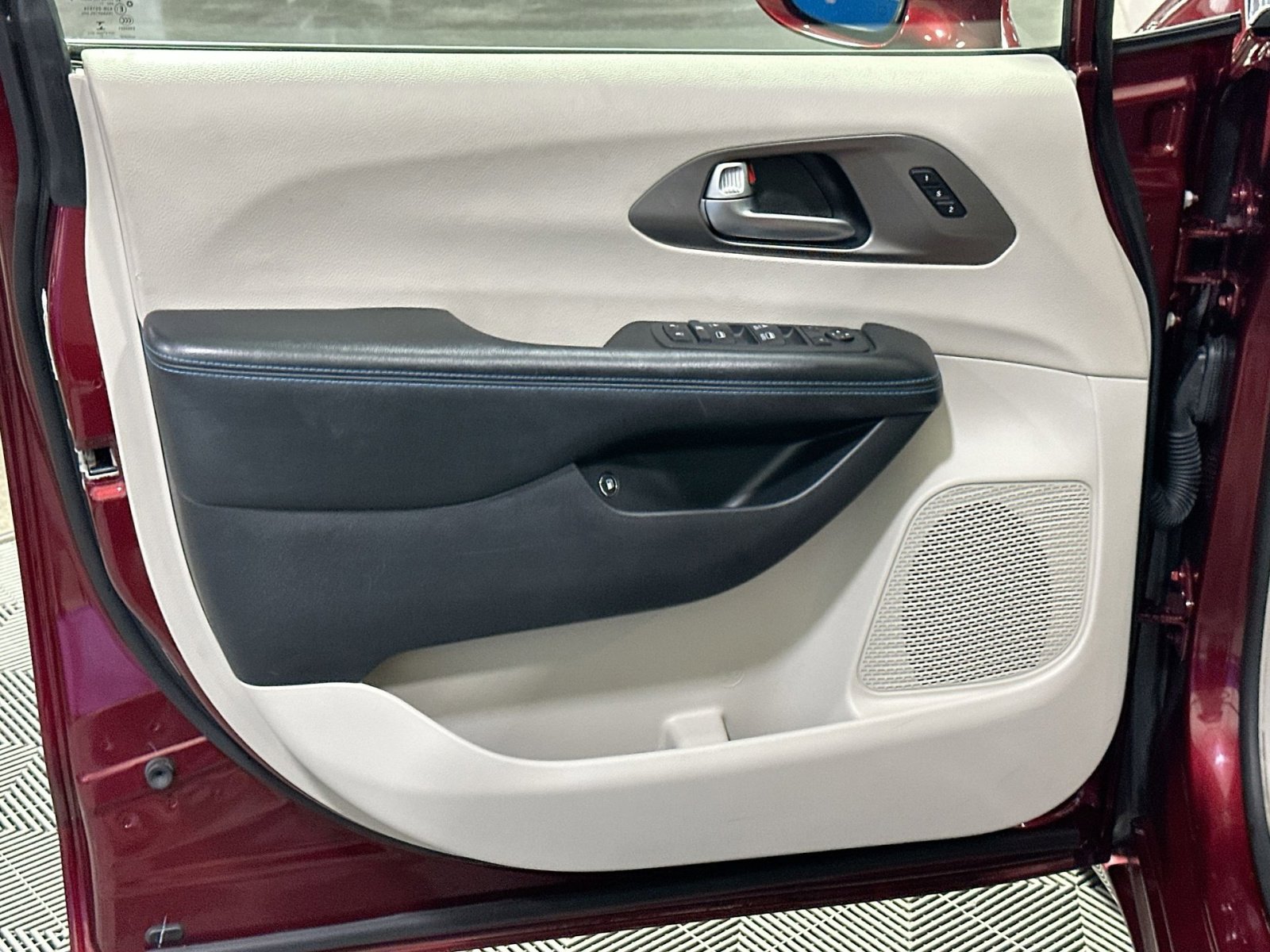 Used 2021 Chrysler Pacifica Touring-L image 15