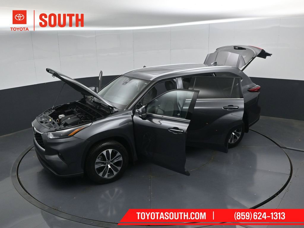 Used 2022 Toyota Highlander XLE AWD/4WD image 56