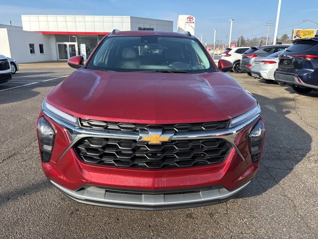 Used 2025 Chevrolet Trax LT w/ Driver Confidence Package image 2