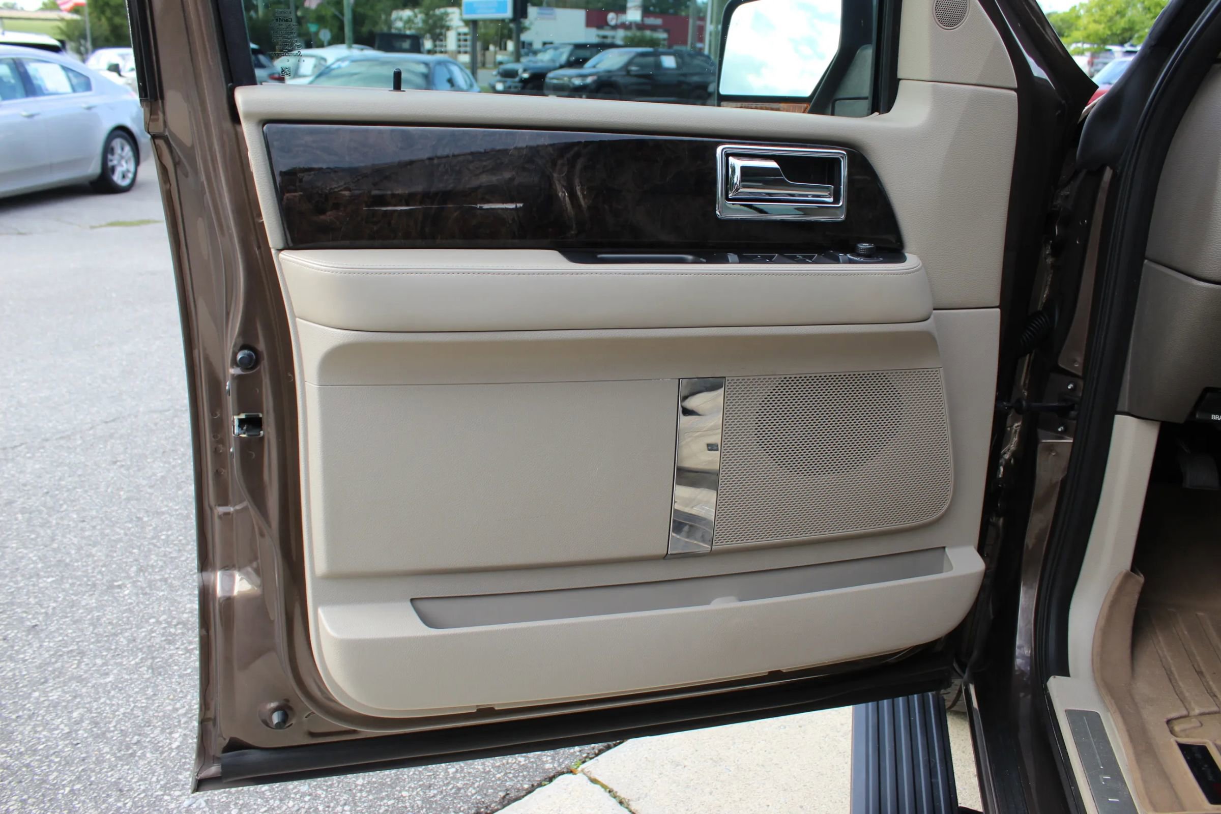 Used 2017 Lincoln Navigator L Select RWD image 11