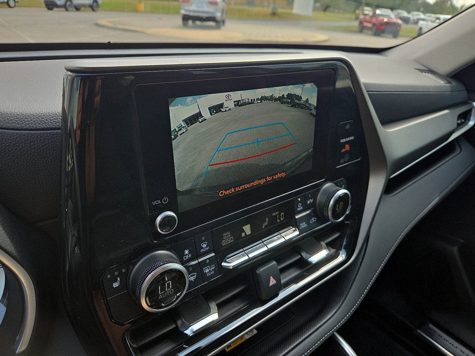 Used 2024 Toyota Highlander XLE AWD/4WD image 19