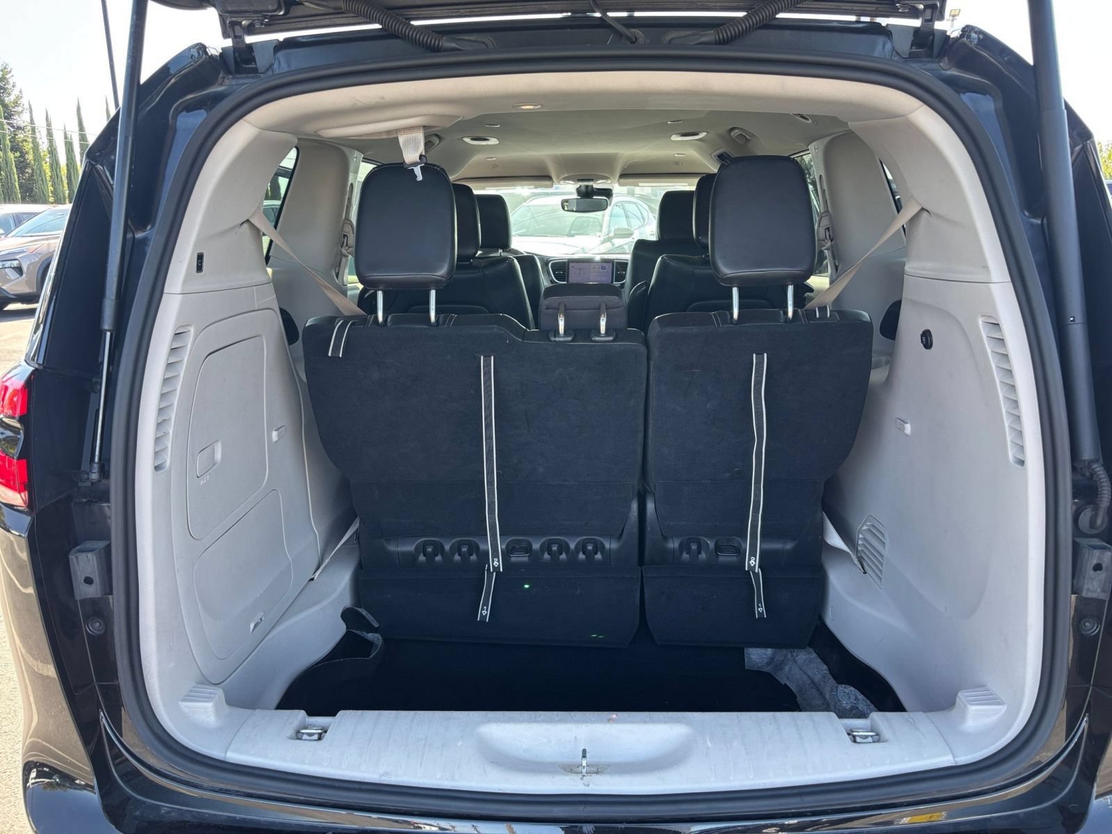 Used 2023 Chrysler Pacifica Touring-L FWD image 33