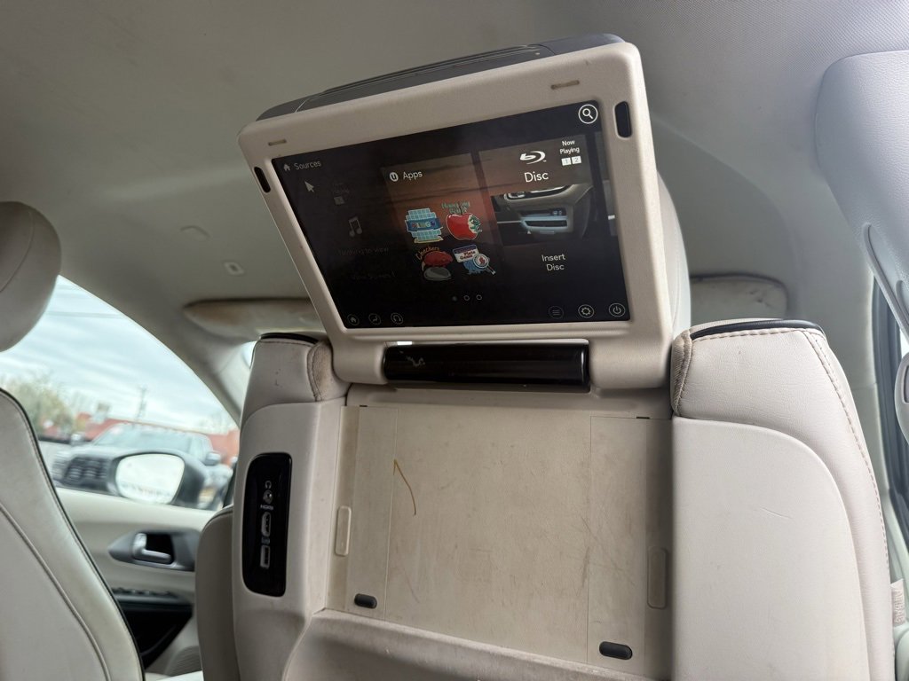 Used 2018 Chrysler Pacifica Limited image 35