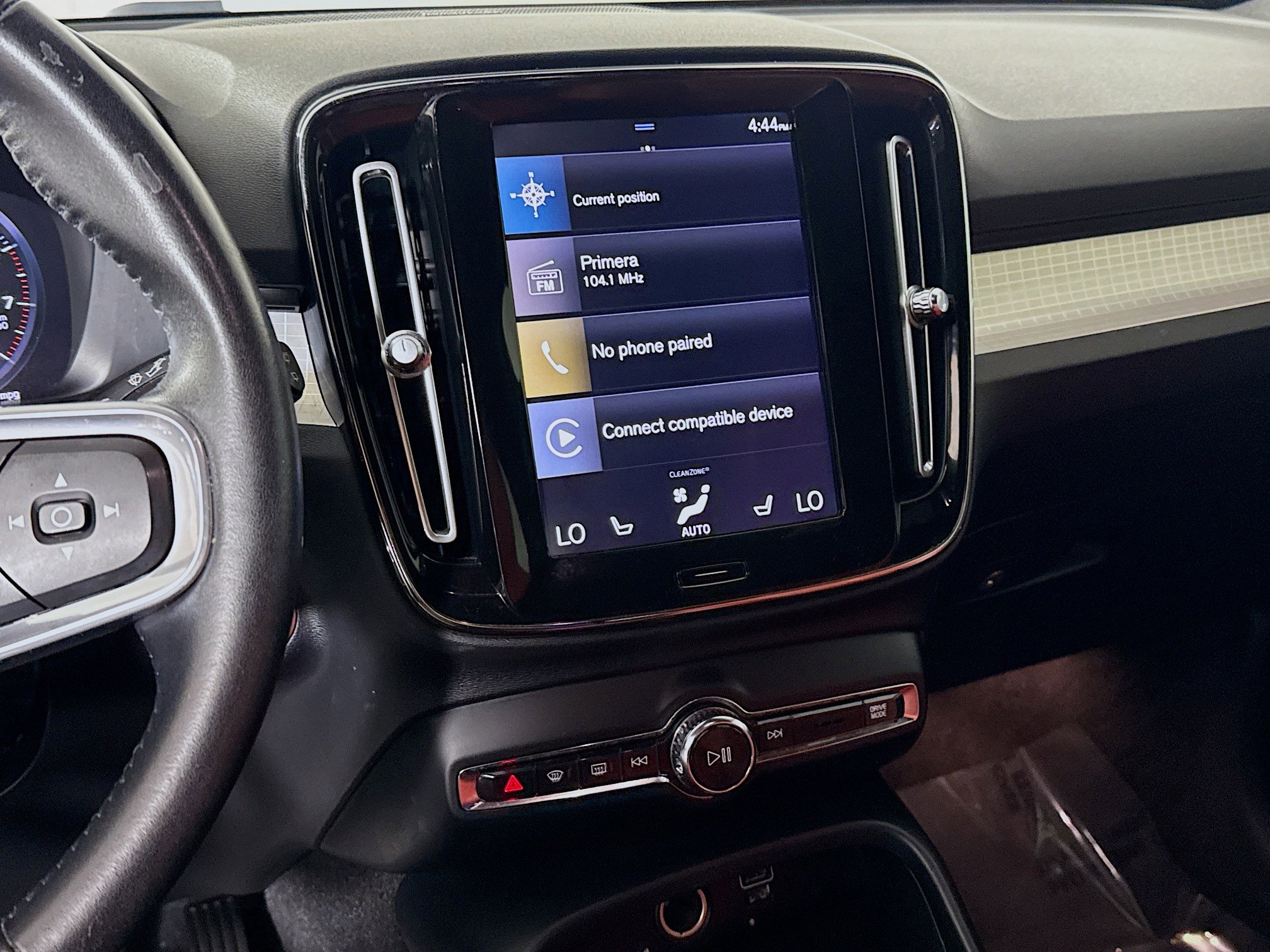 Used 2019 Volvo XC40 T4 Momentum image 18