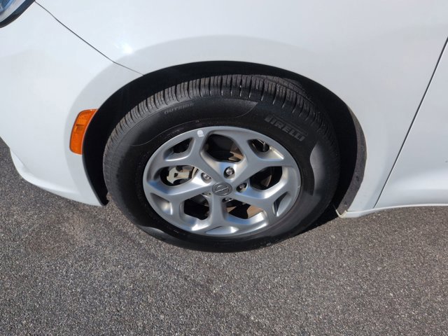 Used 2024 Chrysler Pacifica Limited image 26