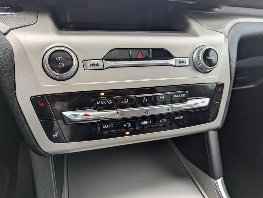 Used 2022 Ford Explorer XLT w/ Equipment Group 202A image 25