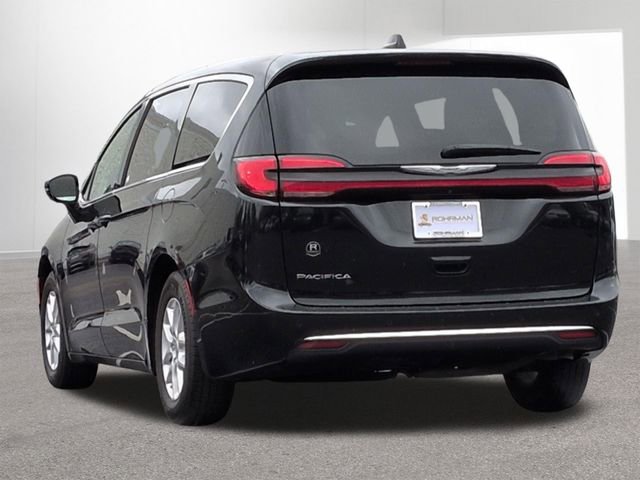 Used 2024 Chrysler Pacifica Touring-L FWD image 7