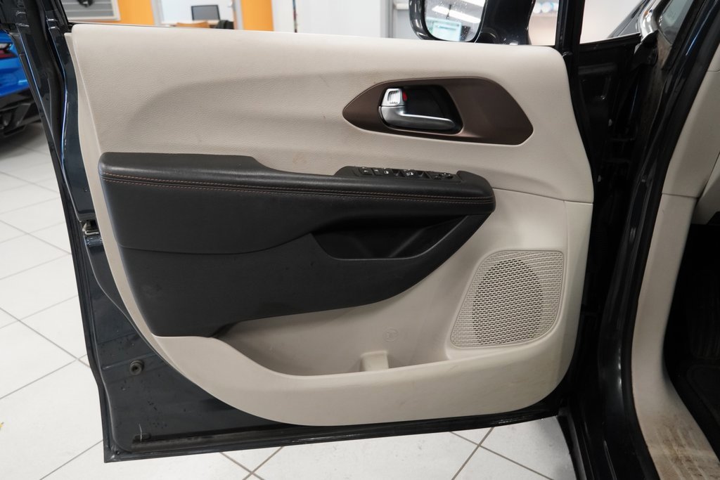 Used 2019 Chrysler Pacifica Touring-L image 16