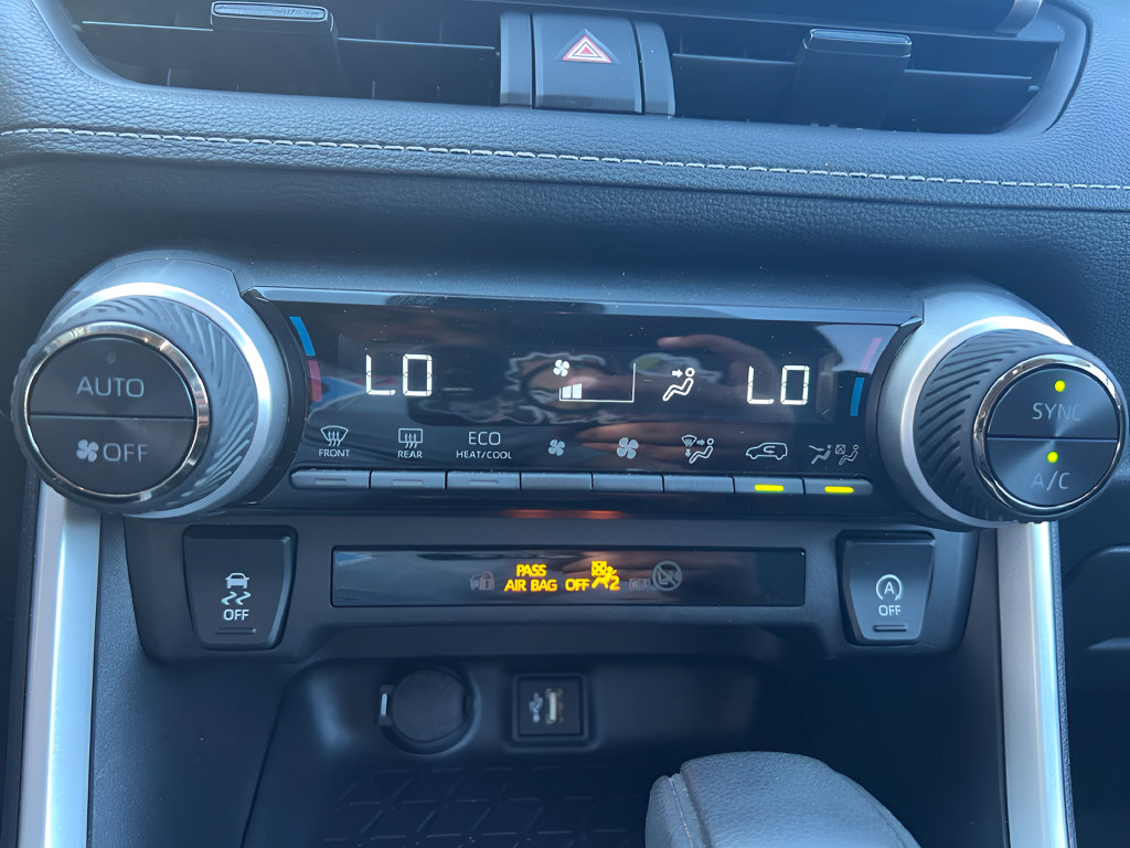 Used 2025 Toyota RAV4 XLE AWD/4WD image 27