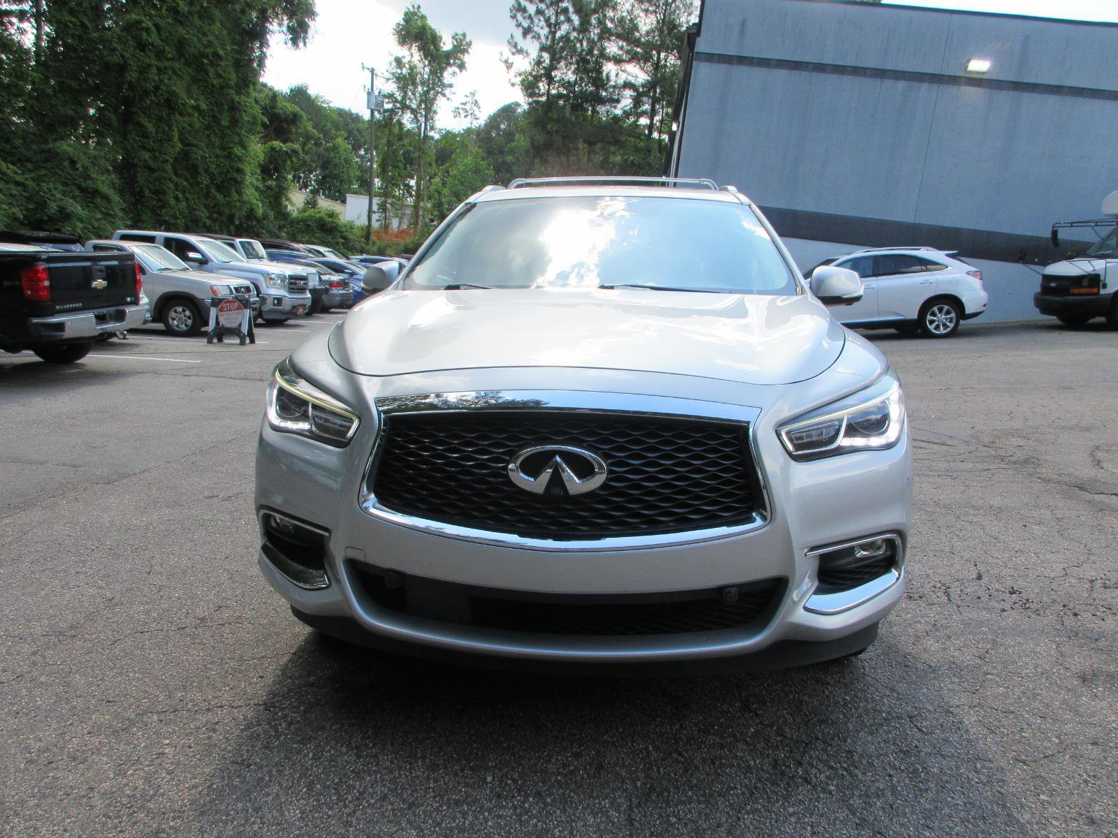 Used 2017 INFINITI QX60 Luxe w/ Deluxe Technology Package AWD/4WD image 2