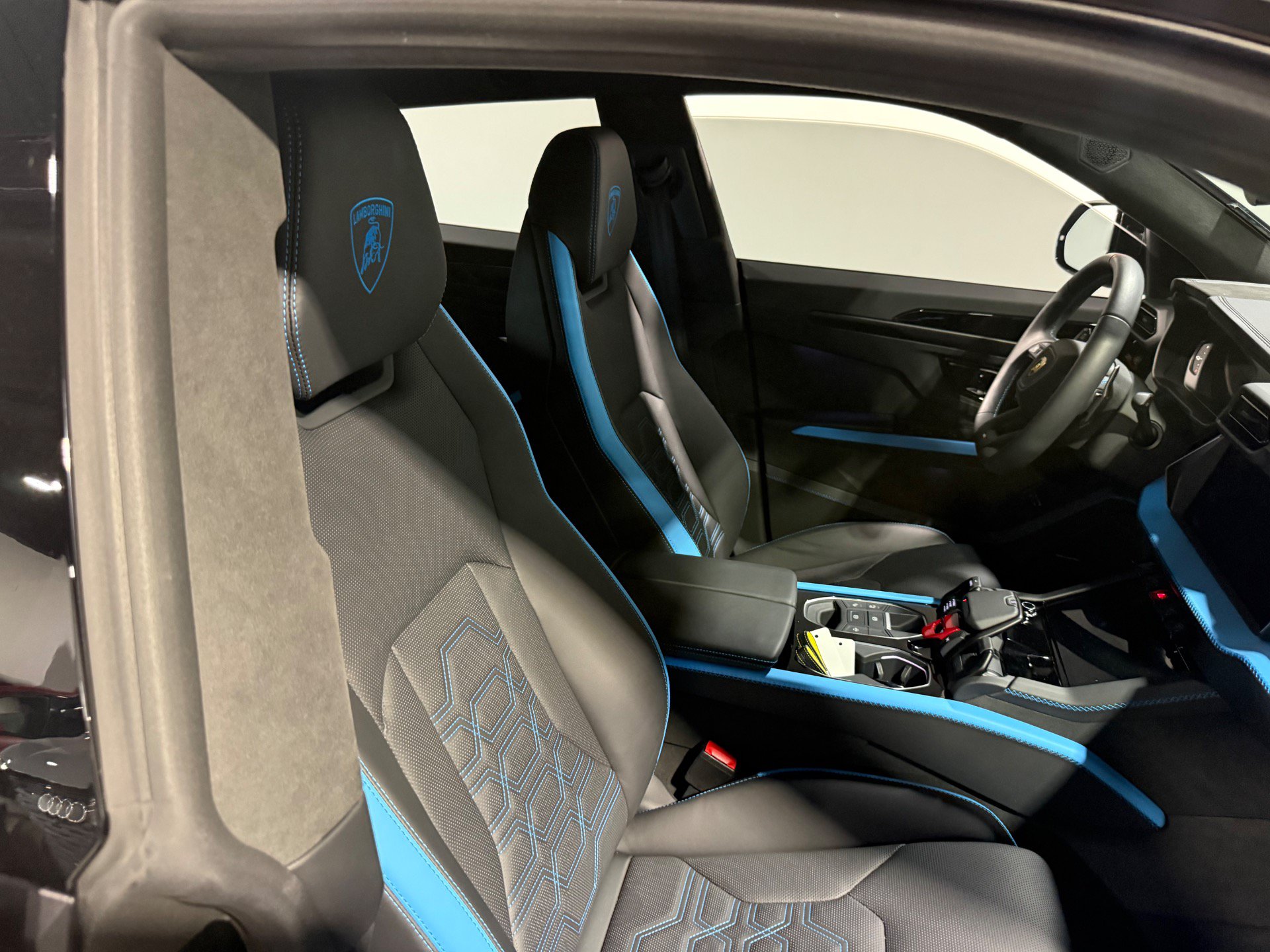 Used 2025 Lamborghini Urus SE AWD/4WD image 47