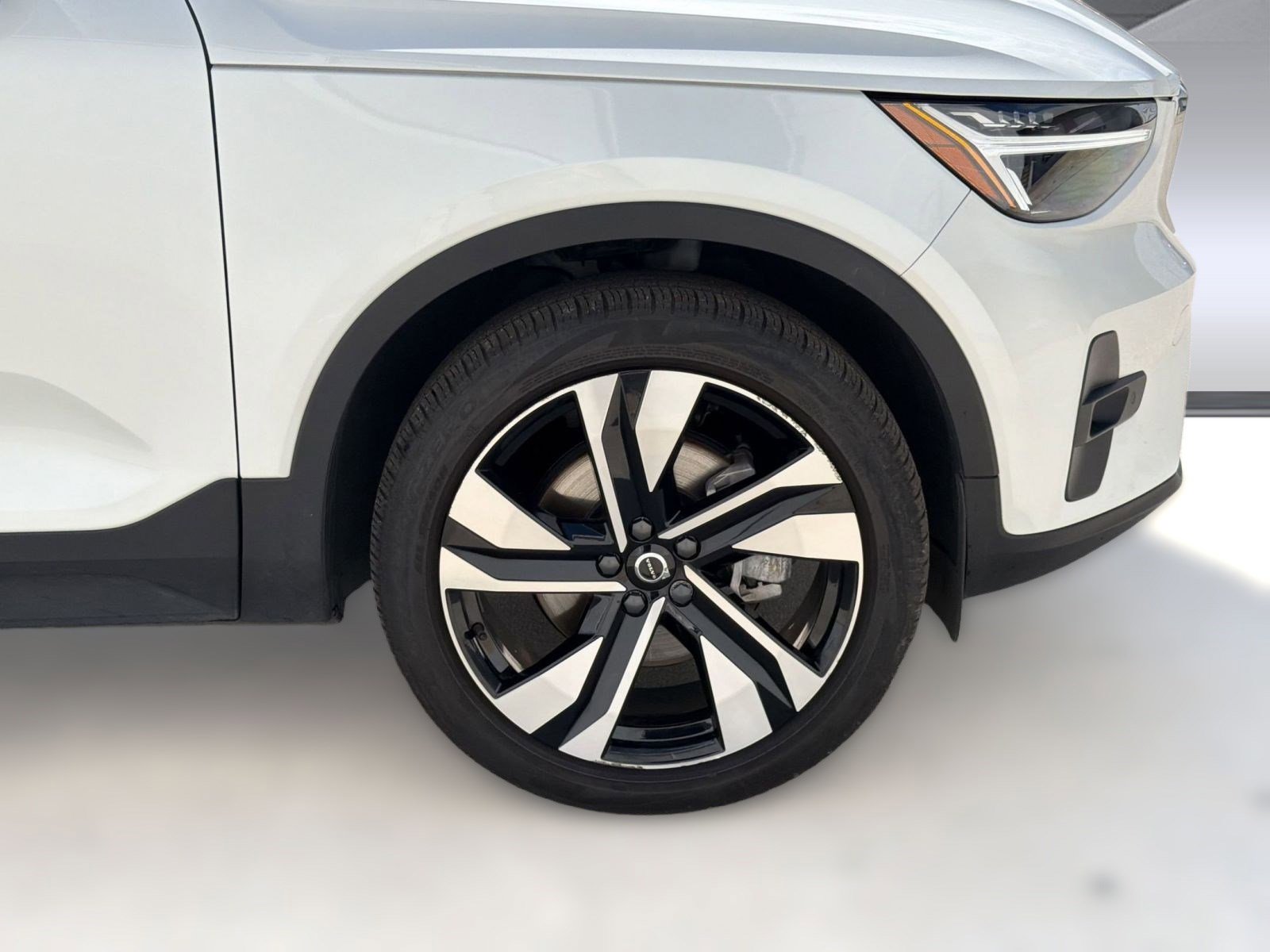 Used 2023 Volvo XC40 B5 Plus w/ Protection Package Premier image 11