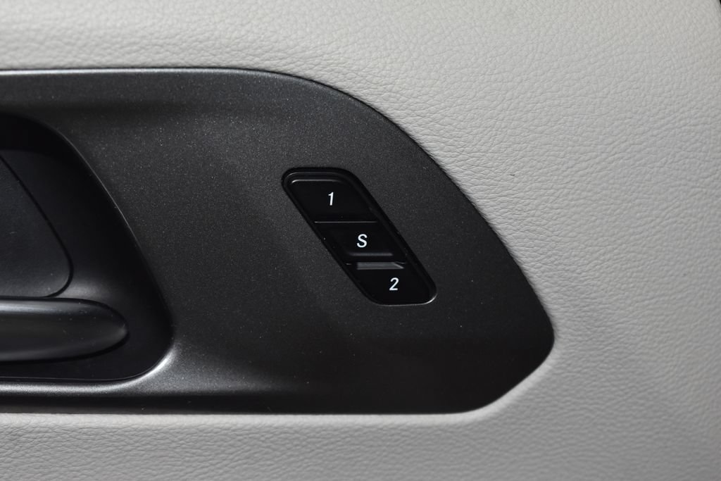 Used 2023 Chrysler Pacifica Touring-L FWD image 5