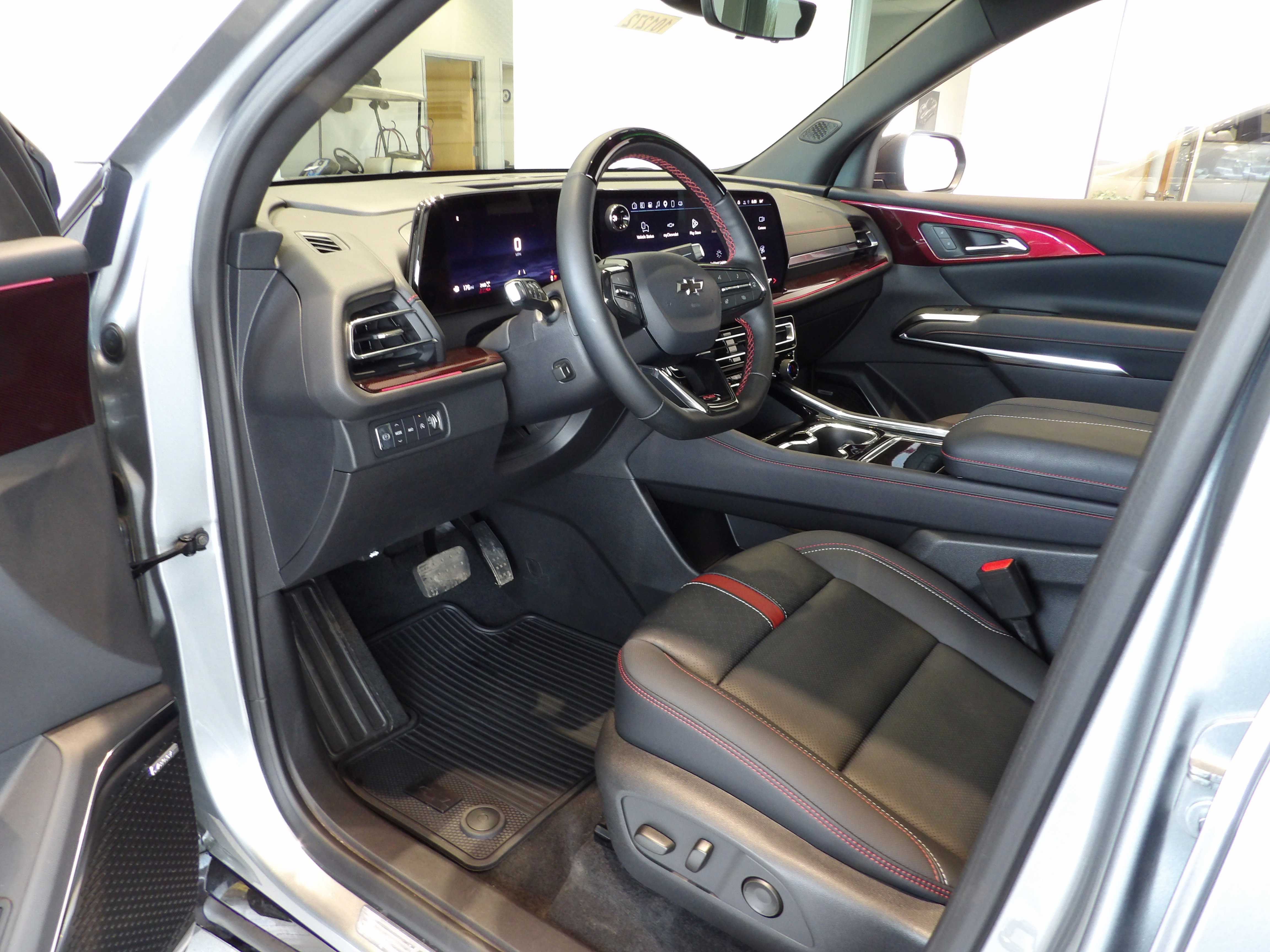 Used 2025 Chevrolet Traverse RS image 10