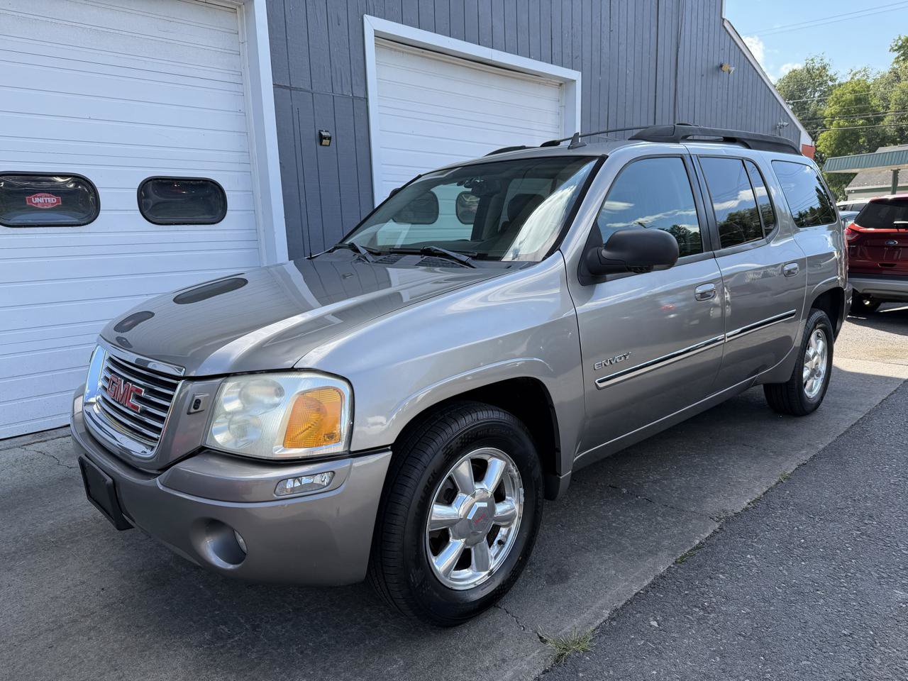 Used 2006 GMC Envoy XL SLT AWD/4WD image 1