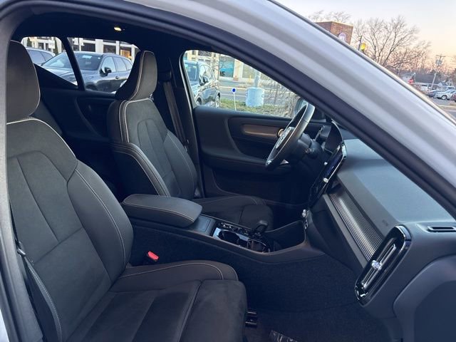 Used 2025 Volvo XC40 B5 Plus AWD/4WD image 16