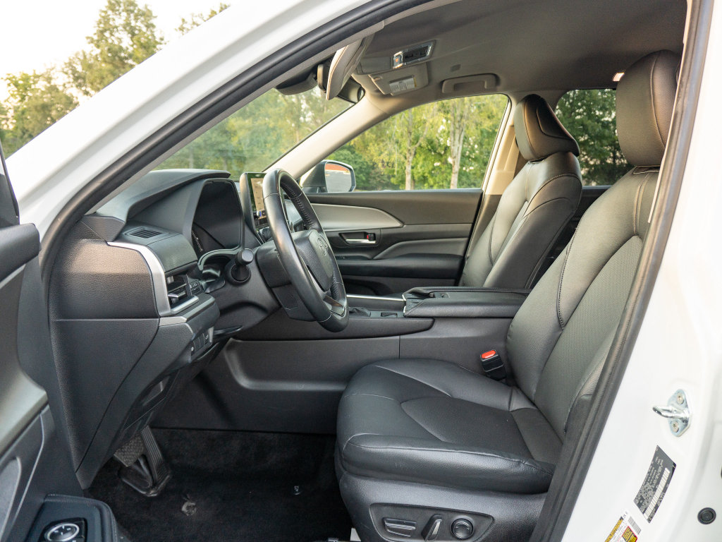 Used 2025 Toyota Grand Highlander AWD image 11