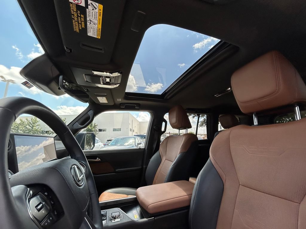 Used 2025 Lexus GX 550 w/ Accessory Package (2T) AWD/4WD image 12