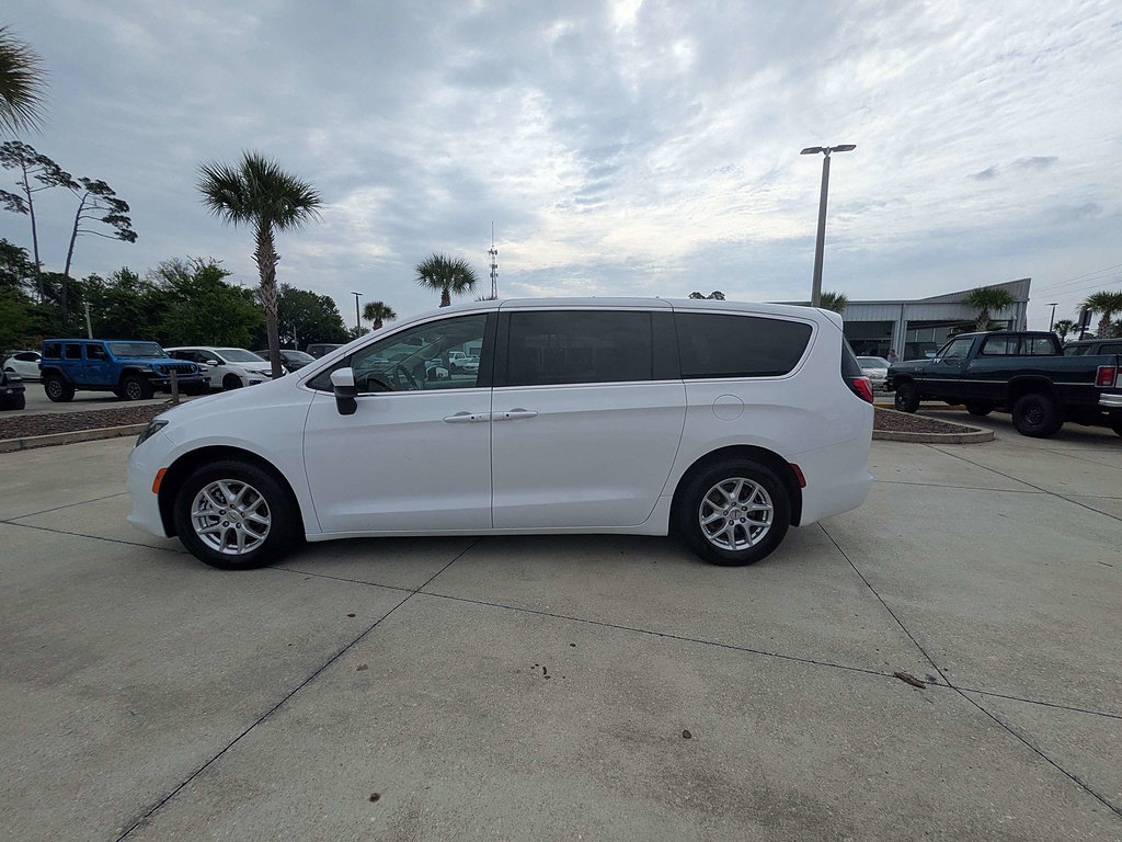 Certified 2022 Chrysler Voyager LX FWD image 6
