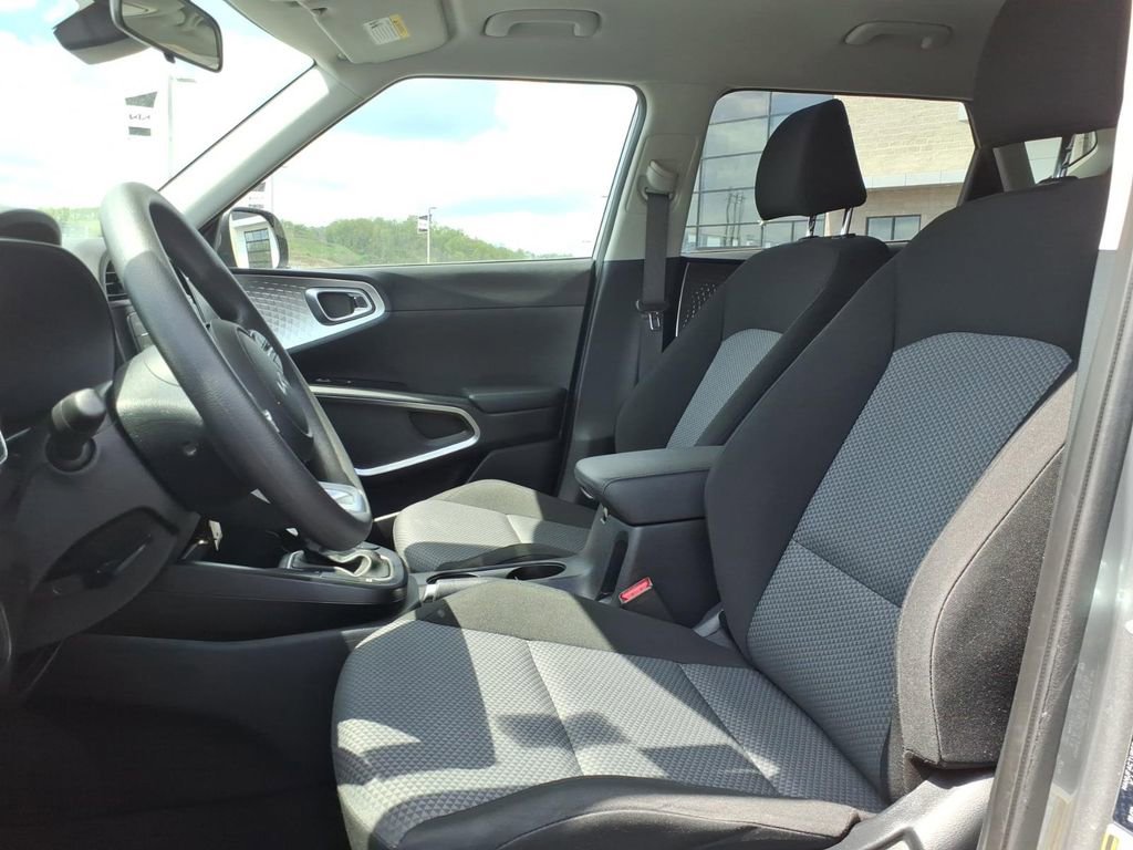 Used 2023 Kia Soul LX w/ LX Technology Package FWD image 12