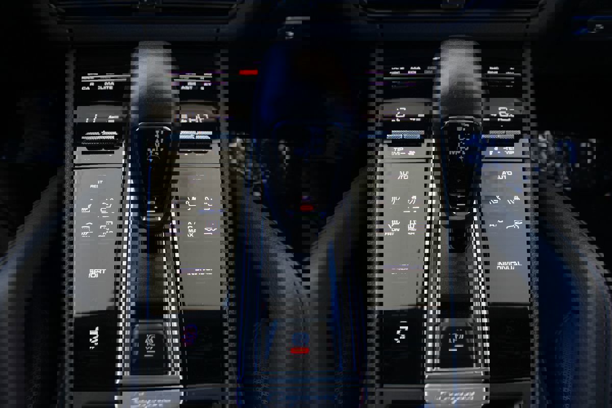 Used 2023 Porsche Cayenne Platinum Edition image 35