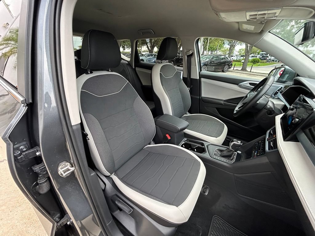 Certified 2026 Volkswagen Taos SE w/ Black Wheel Package FWD image 32