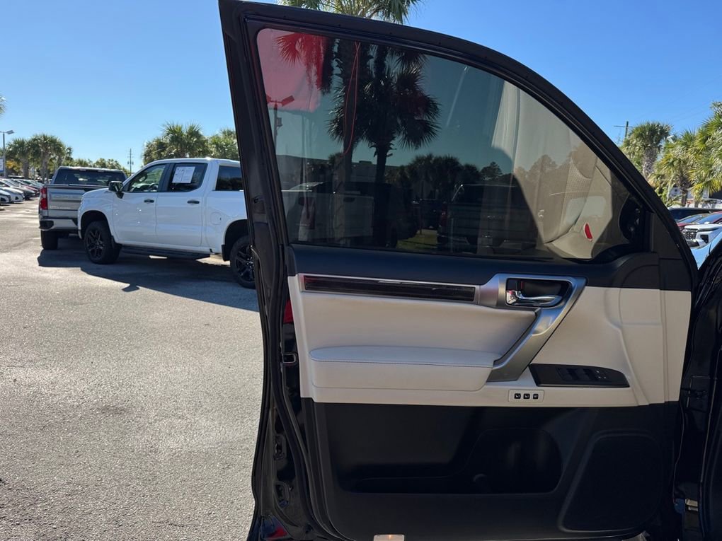 Used 2023 Lexus GX 460 Luxury w/ Accessory Package image 44