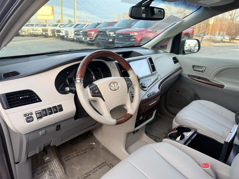 Used 2013 Toyota Sienna Limited w/ Premium Pkg image 33