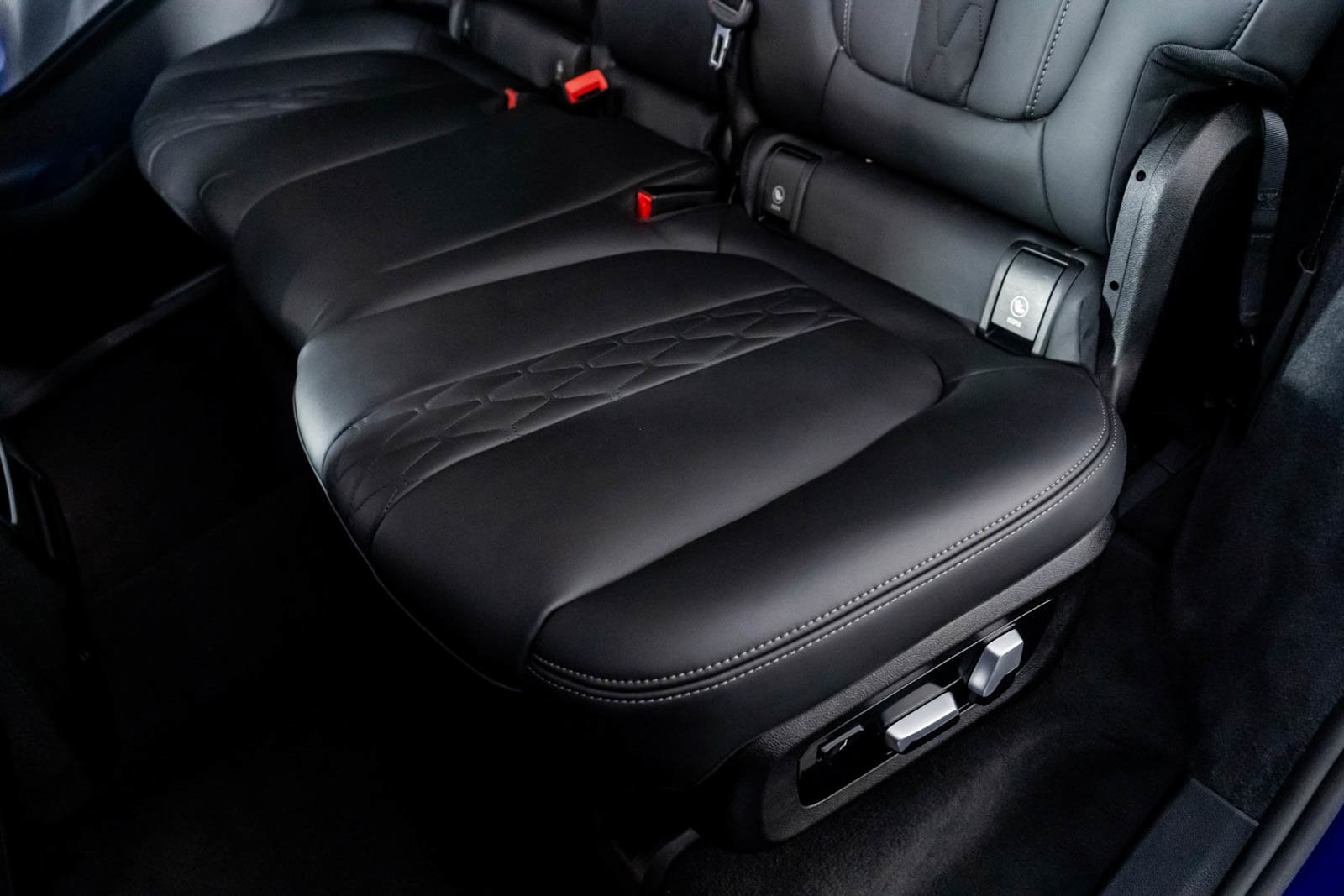 Used 2024 BMW X7 M60i w/ Premium Package image 36