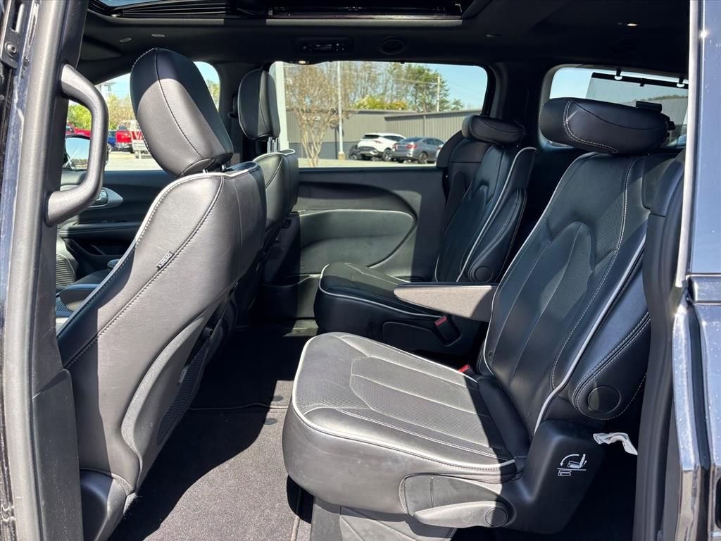 Used 2025 Chrysler Pacifica Limited image 13