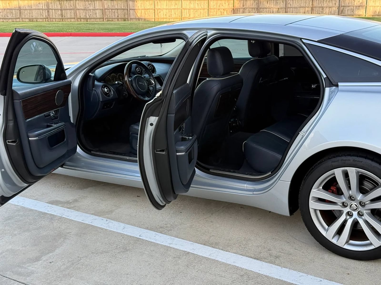 Used 2011 Jaguar XJ L RWD image 10
