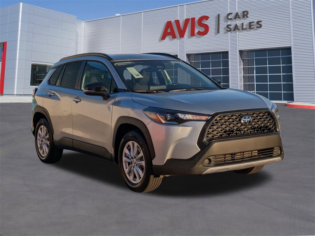 Used 2025 Toyota Corolla Cross LE image 1