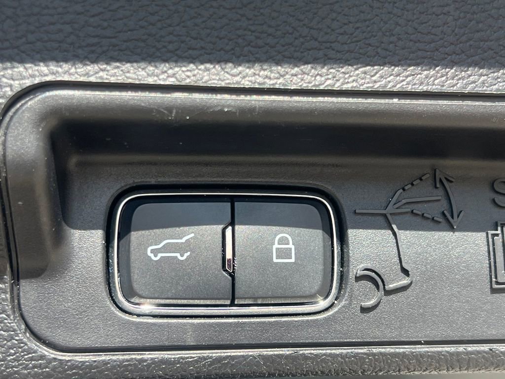 Used 2020 Ford Explorer XLT w/ Equipment Group 202A image 16