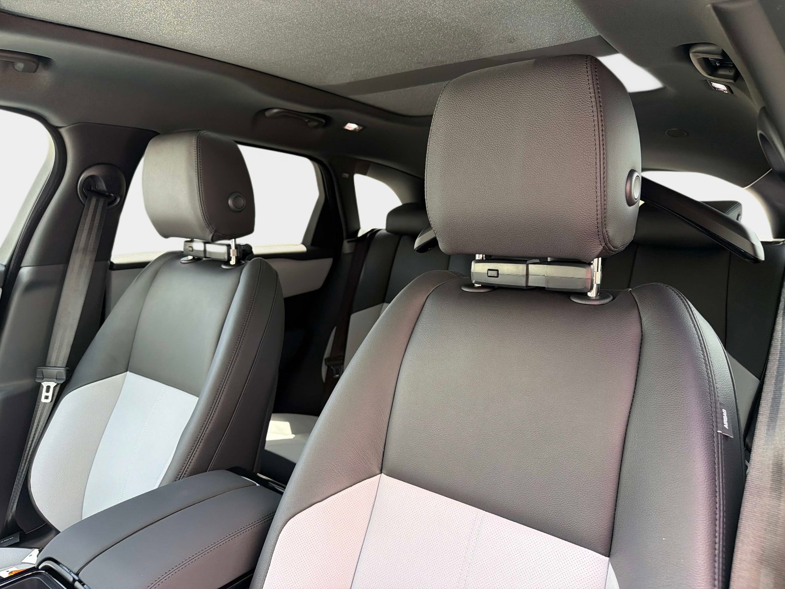 New 2026 Land Rover Range Rover Velar Dynamic SE image 19