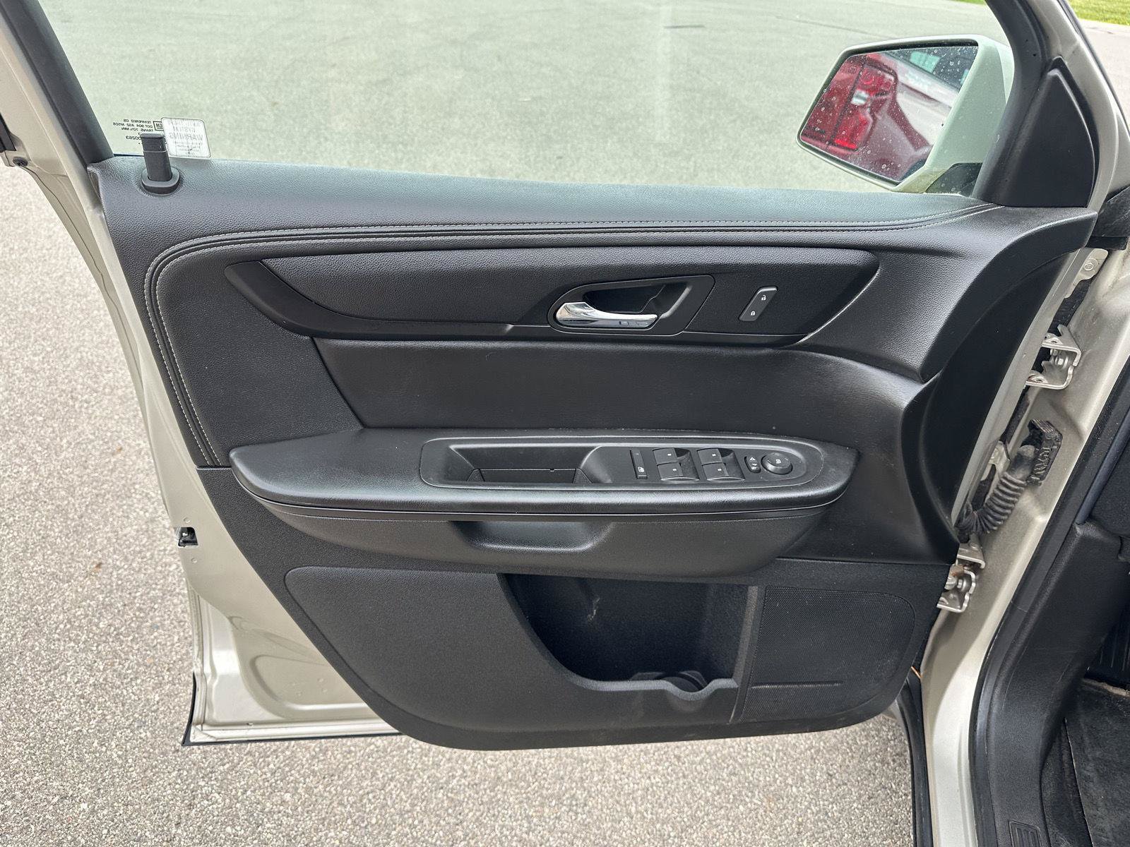 Used 2015 Chevrolet Traverse LT w/ Style and Technology Package FWD image 17