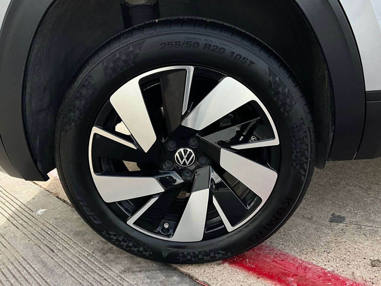 Used 2025 Volkswagen Atlas Cross Sport SE image 9