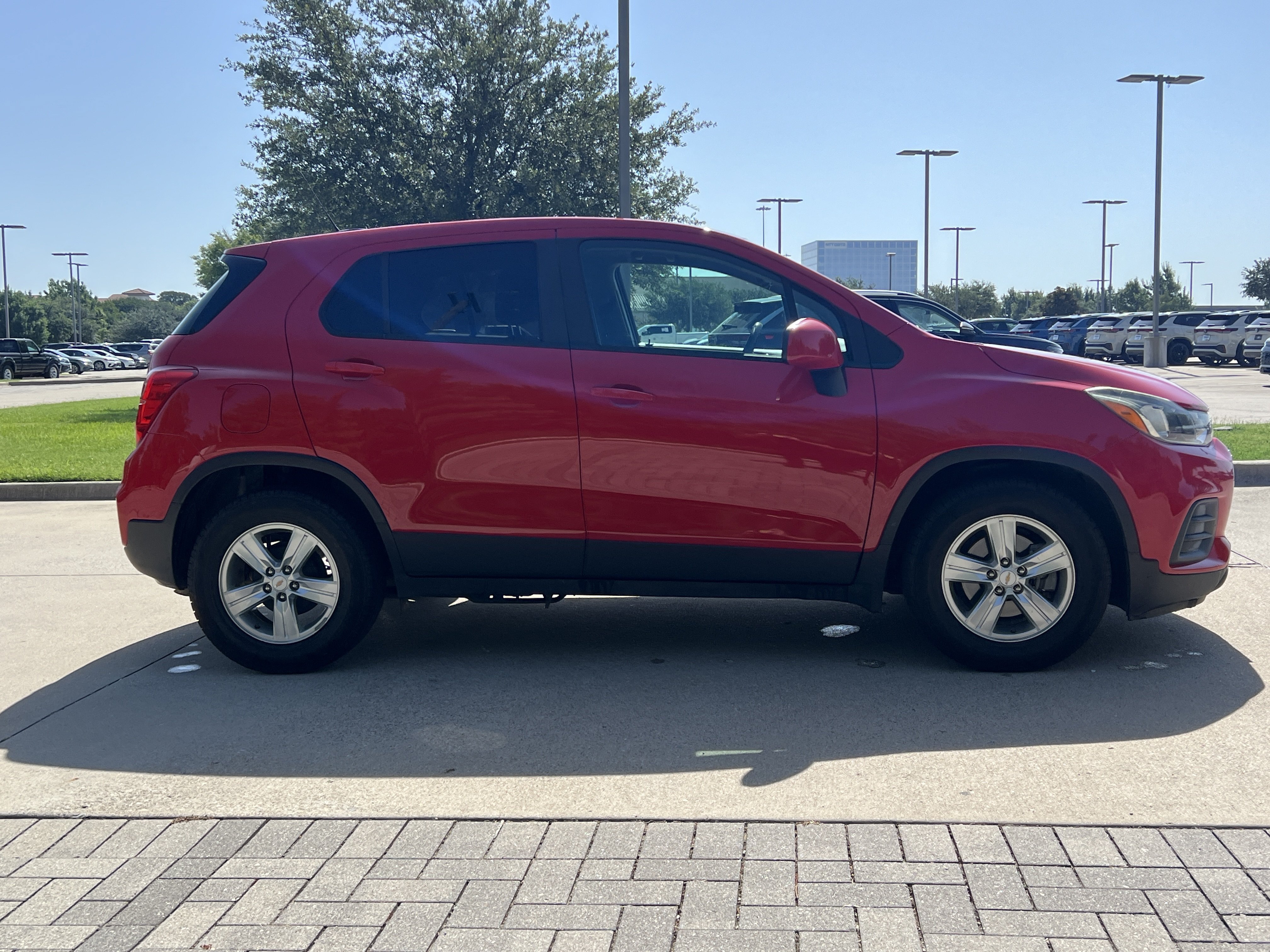 Used 2020 Chevrolet Trax LS w/ Tint and Cruise Package FWD image 10