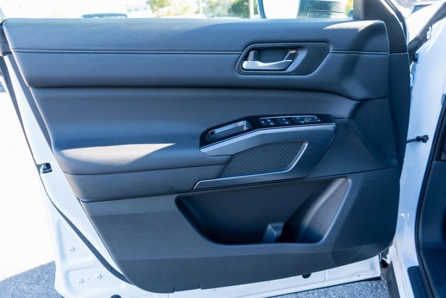 Certified 2025 Nissan Pathfinder SL image 18